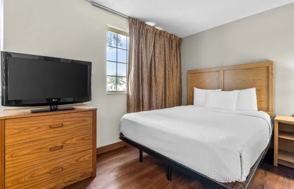 Deluxe Studio - 1 Queen Bed