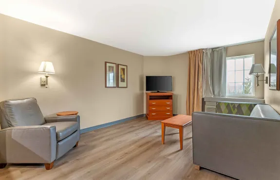 1 Bedroom Suite - 1 King Bed