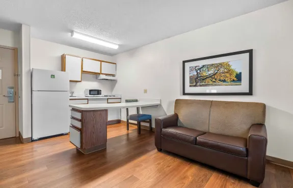 1 Bedroom Suite - 1 Queen Bed